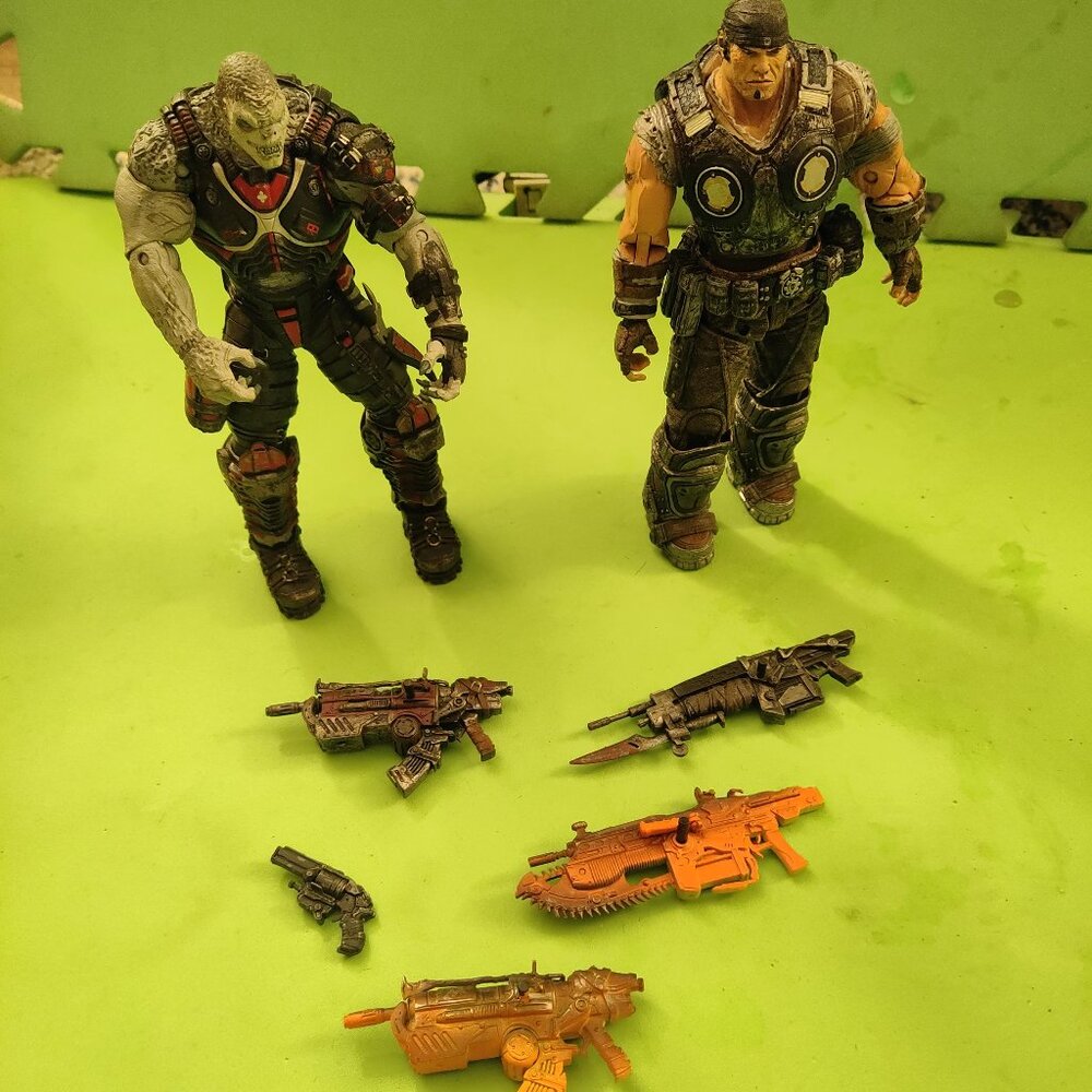 Neca gears of war 2 marcus fenix vs locust drone 2 pack With Accessories